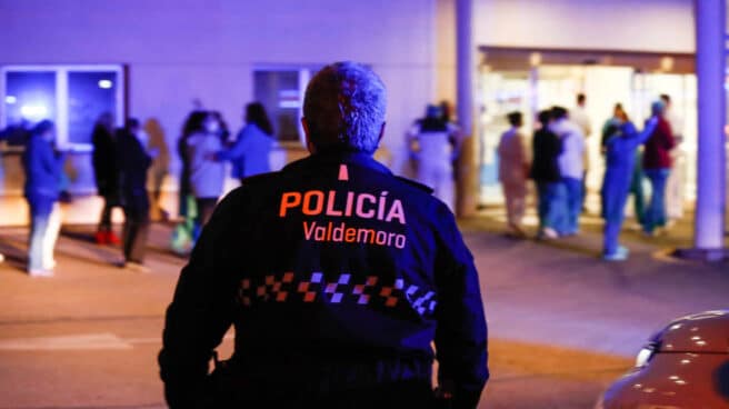 Policía local de Valdemoro (Madrid) de espaldas