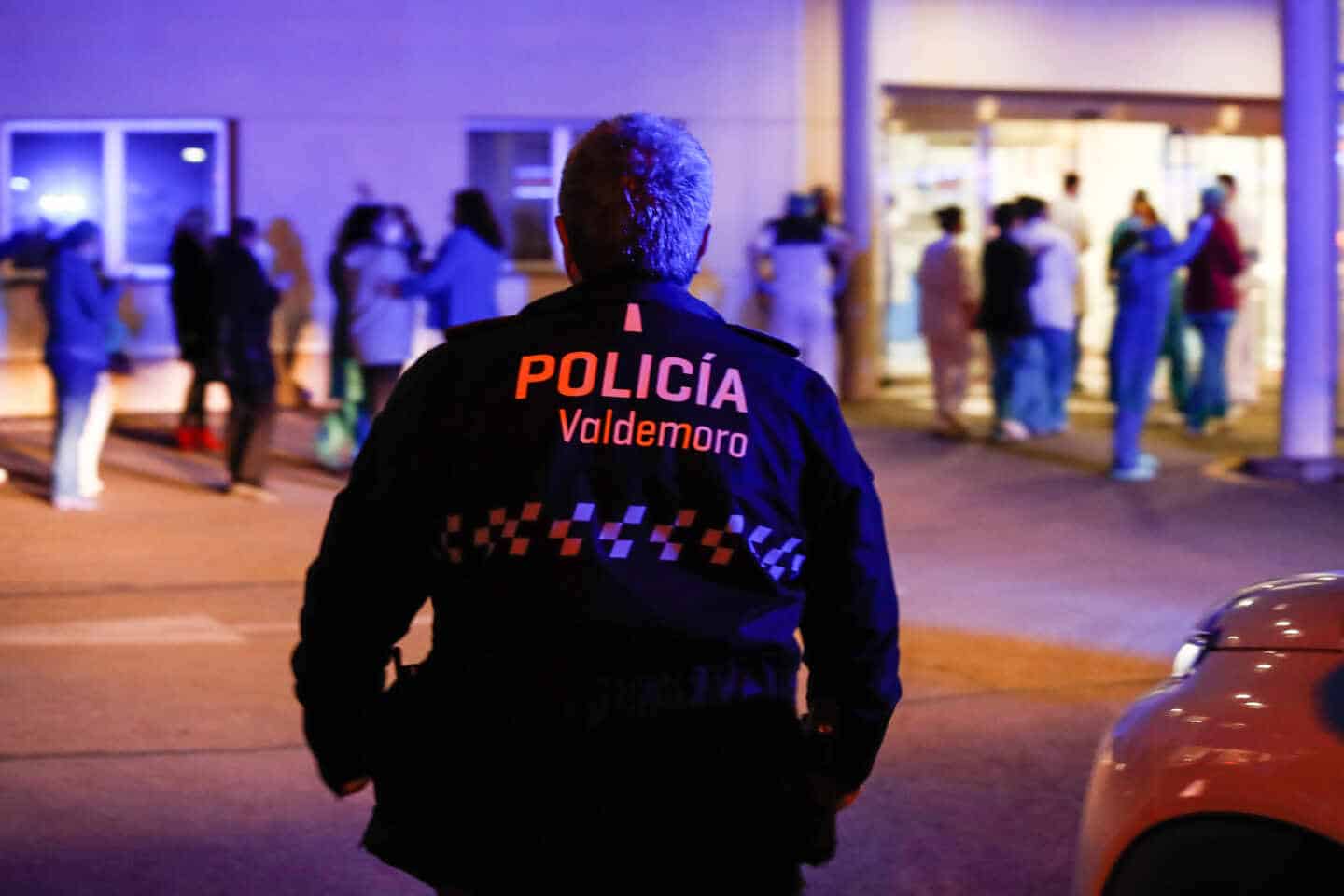 Policía local de Valdemoro (Madrid) de espaldas