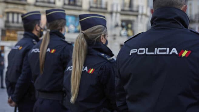 Un grupo de policías nacionales, de servicio en la Puerta del Sol de Madrid.