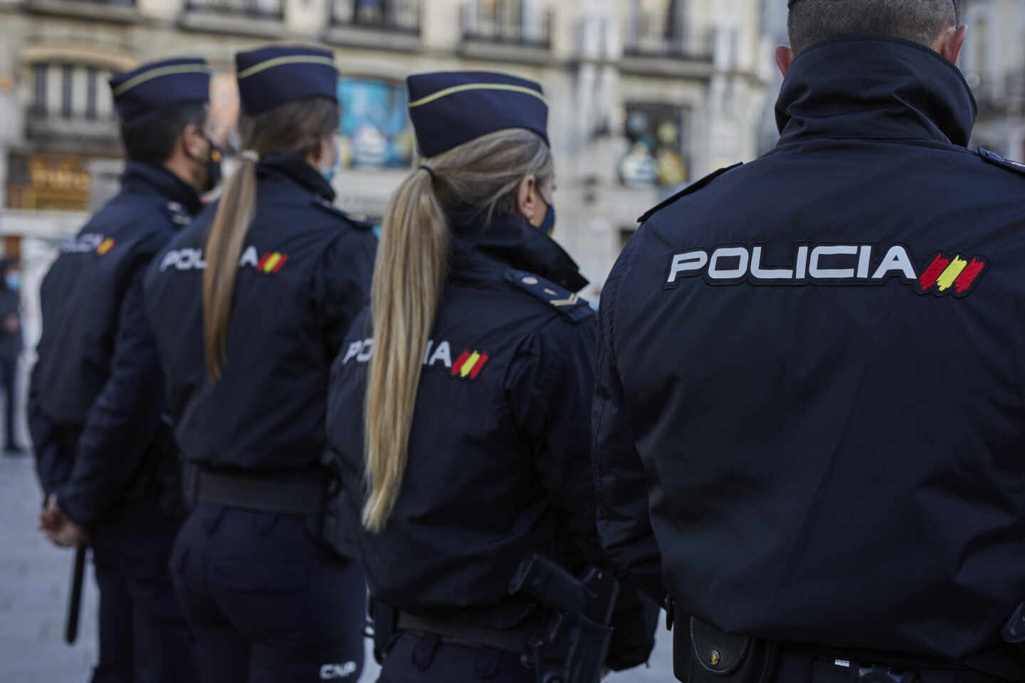 Un grupo de policías nacionales, de servicio en la Puerta del Sol de Madrid.