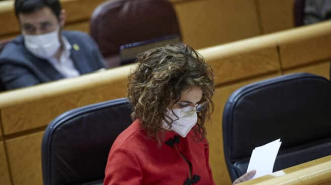 CaixaBank Research cree que las previsiones de Moncloa son demasiado optimistas. La portavoz del Gobierno y ministra de Hacienda, María Jesús Montero, en el Senado.