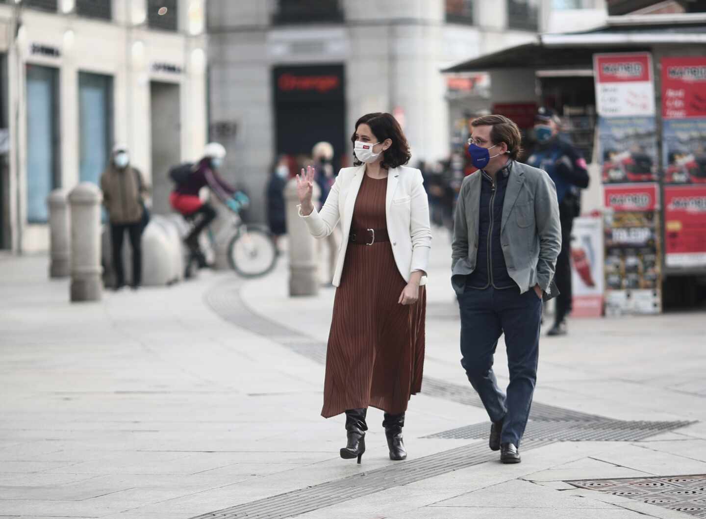 La presidenta de la Comunidad de Madrid, Isabel Díaz Ayuso, pasea con el alcalde de la capital, José Luis Martínez-Almeida