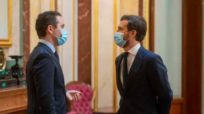 El líder del PP, Pablo Casado, conversa con el secretario general del partido, Teodoro García Egea.