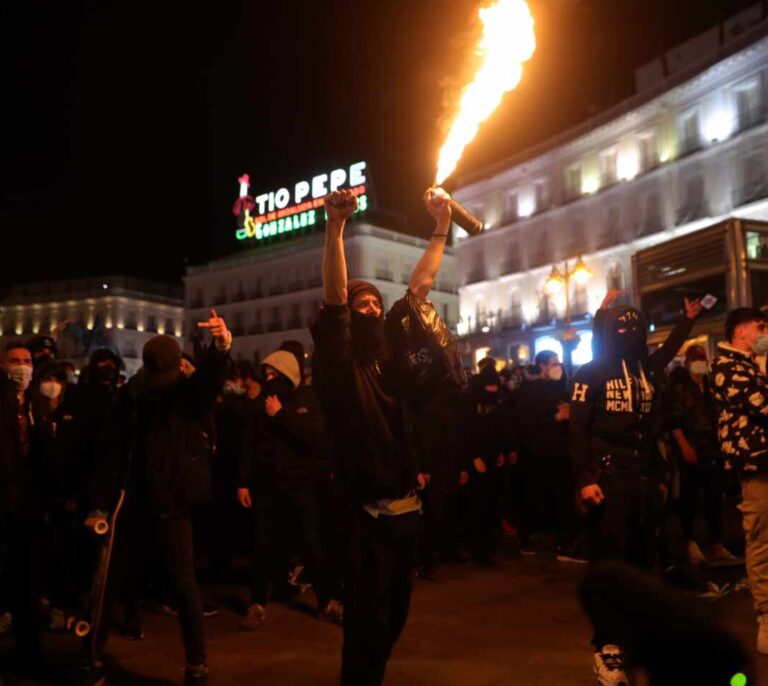 Disturbios, asaltos y caos en pleno centro de Madrid por la detención de Pablo Hasel
