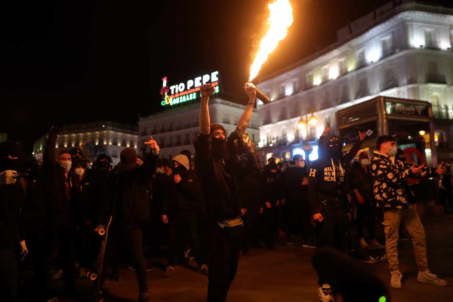 Manifestantes se enfrentan a los agentes de la policía antidisturbios durante una marcha por la detención del rapero Pablo Hasel, que ayer ingresó en prisión, condenado por delitos de enaltecimiento del terrorismo e injurias a la Corona, este miércoles en la madrileña Plaza de Sol.