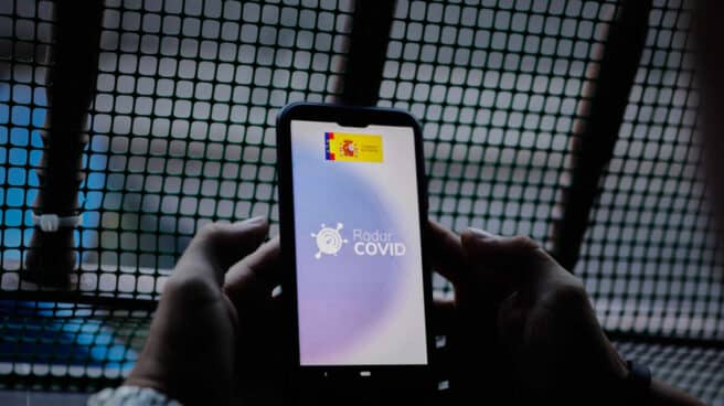 Un usuario hace uso desde su teléfono móvil de la aplicación 'Radar Covid'.