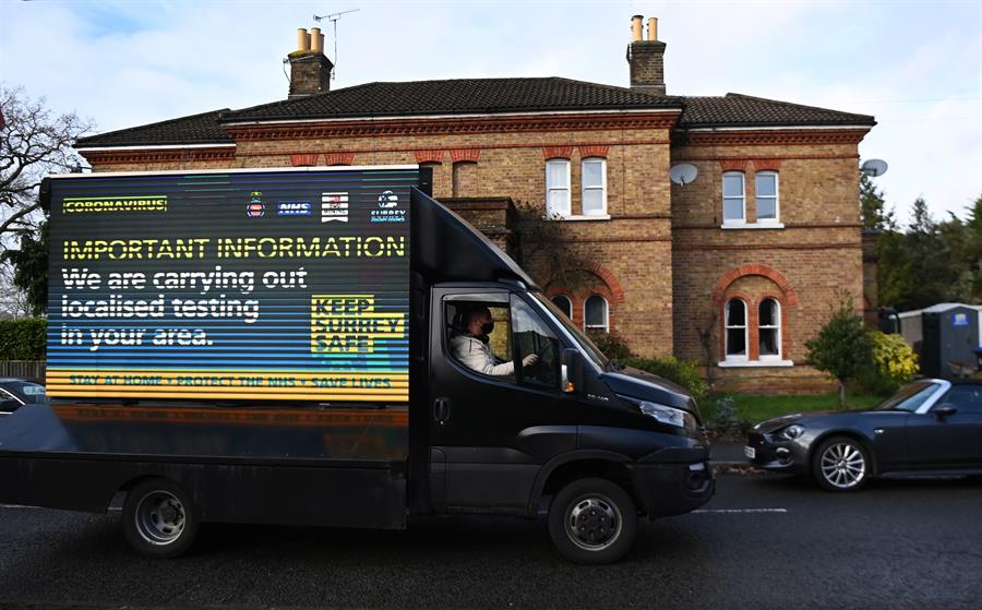 Una furgoneta realiza tests puerta a puerta en Reino Unido.