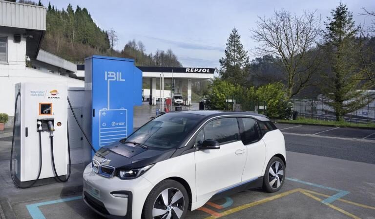 Repsol e Ibil desarrollan la primera estación de recarga para coches eléctricos con almacenamiento de energía