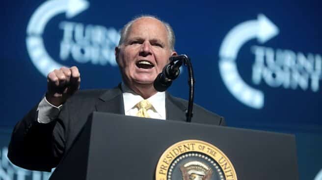 Rush Limbaugh interviene durante un acto público.