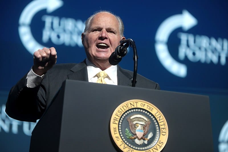 Rush Limbaugh interviene durante un acto público.