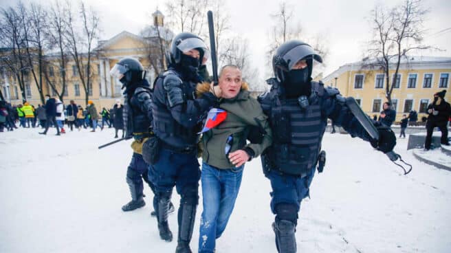 Policías detienen en San Petersburgo a un manifestante favorable al opositor Navalni.