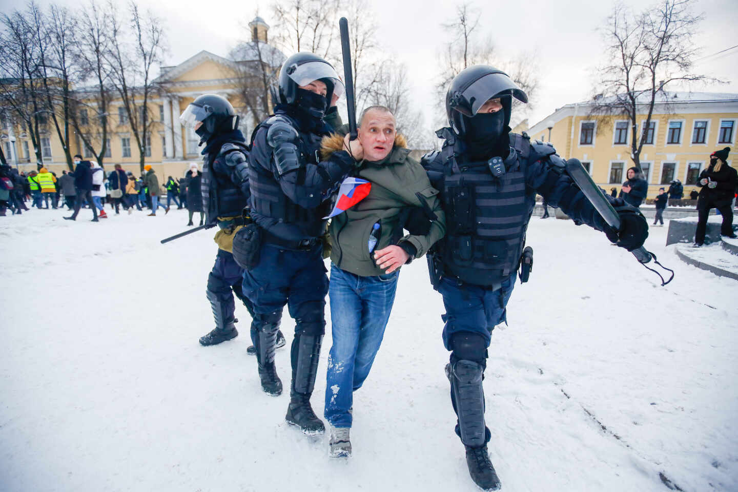 Policías detienen en San Petersburgo a un manifestante favorable al opositor Navalni.