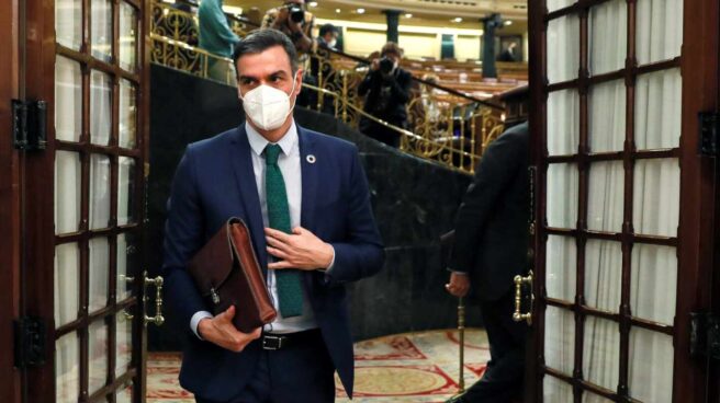 El presidente del Gobierno, Pedro Sánchez, saliendo del hemiciclo del Congreso de los Diputados.