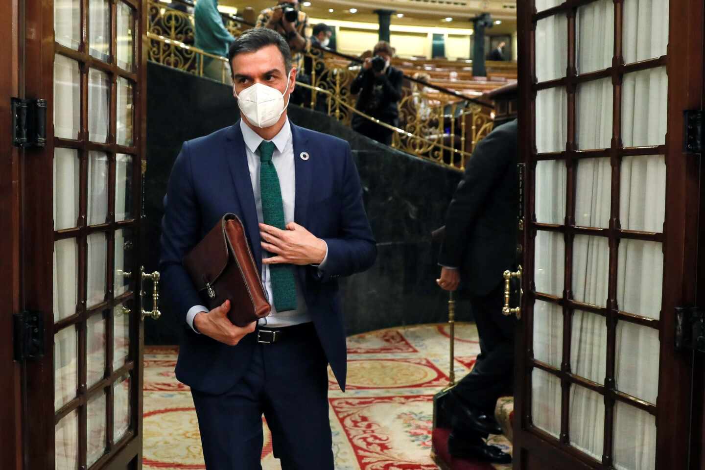 El presidente del Gobierno, Pedro Sánchez, saliendo del hemiciclo del Congreso de los Diputados.