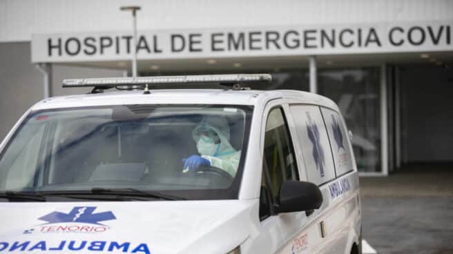 Personal sanitario en una ambulancia durante el ingreso de un paciente covid al nuevo Hospital de Emergencia Covid-19, en Sevilla.