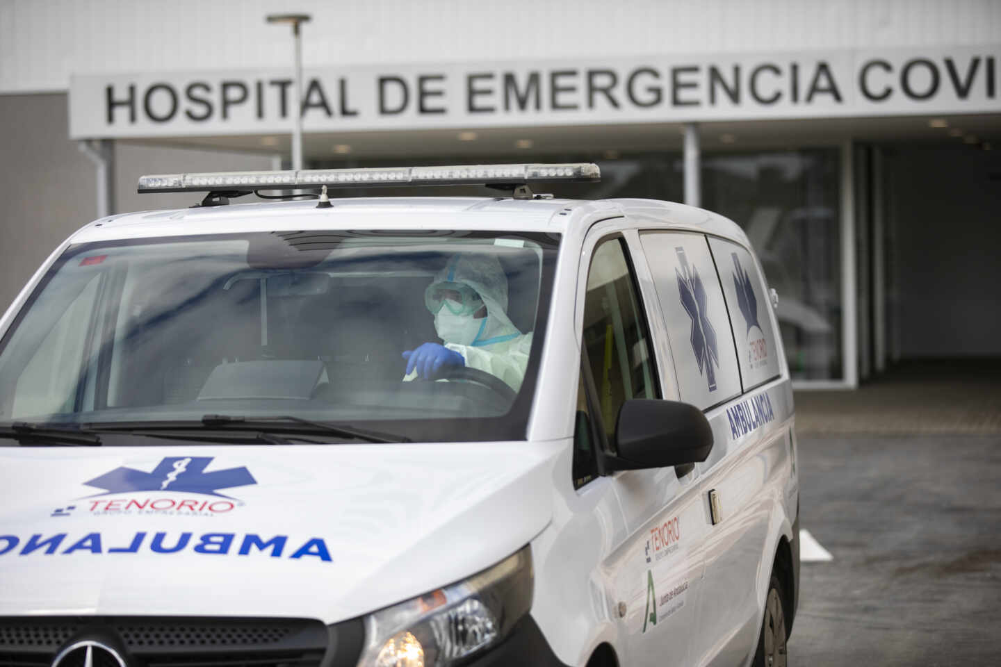 Personal sanitario en una ambulancia durante el ingreso de un paciente covid al nuevo Hospital de Emergencia Covid-19, en Sevilla.