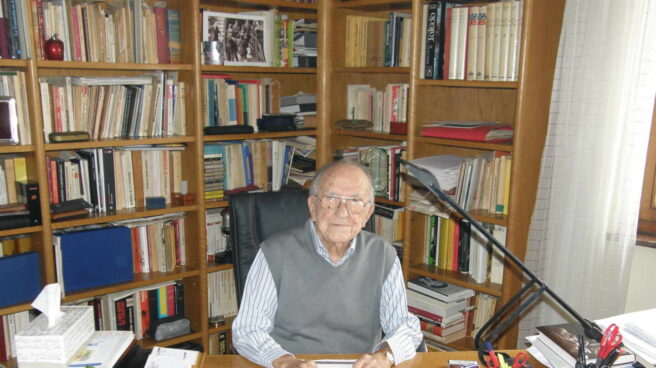 Santiago Carrillo, en el despacho de su casa en una de sus últimas entrevistas antes de fallecer.