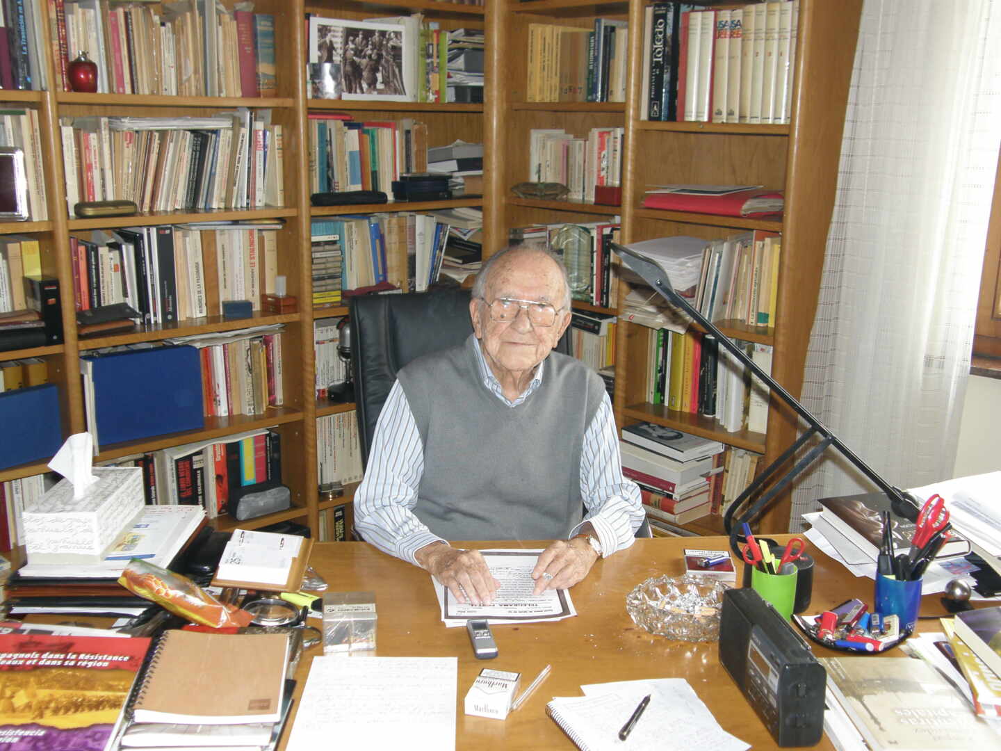 Santiago Carrillo, en el despacho de su casa en una de sus últimas entrevistas antes de fallecer.