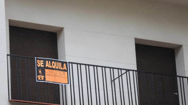 Cartel en una terraza que anuncia el alquiler de una casa. Cartel en una terraza que anuncia el alquiler de una casa.