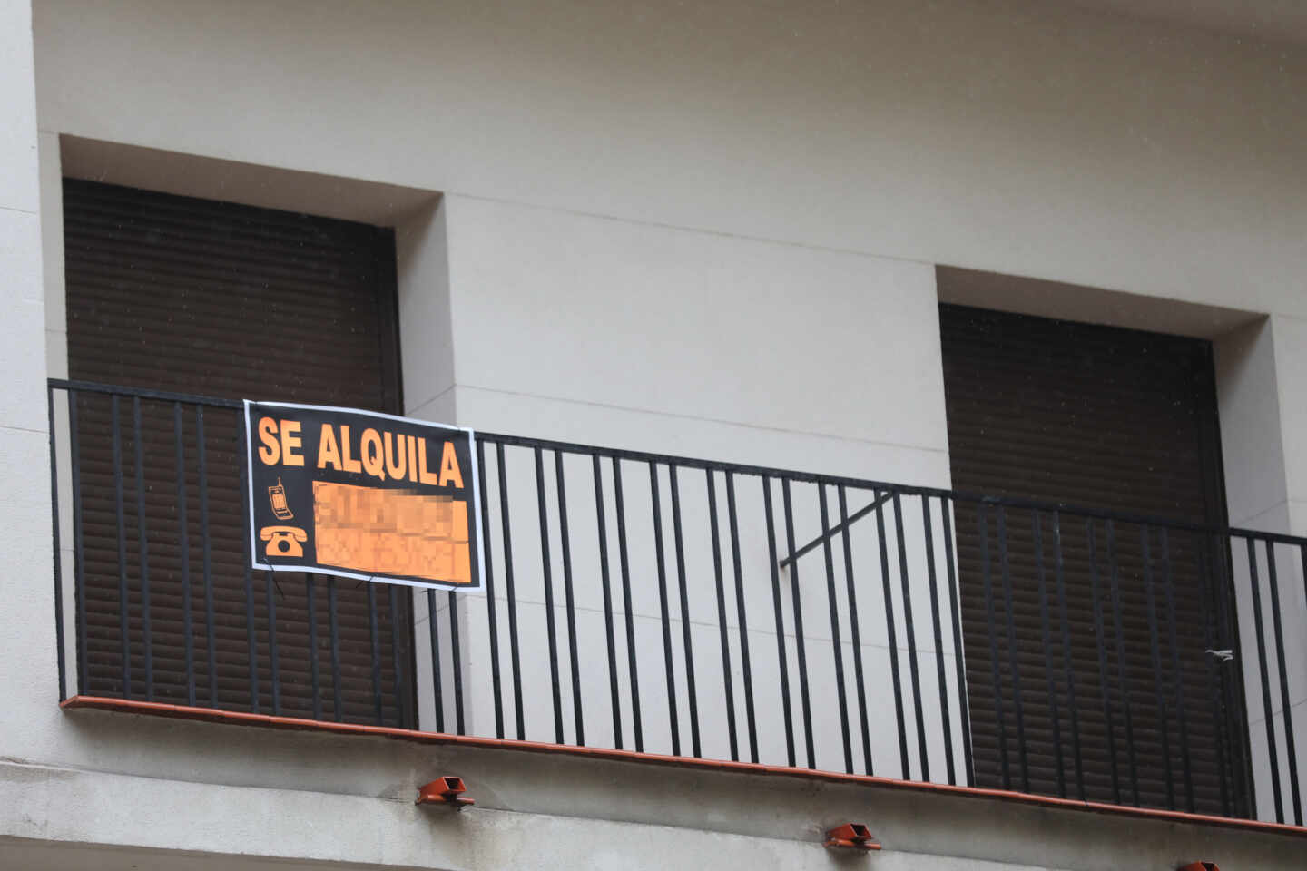 Cartel en una terraza que anuncia el alquiler de una casa.