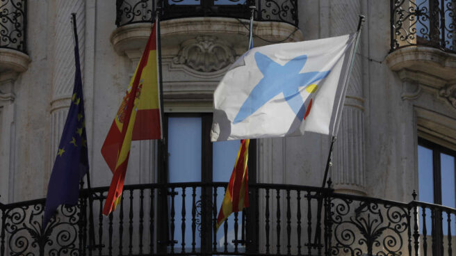 Banderas de Caixabank, España y de la Unión Europea en la sede de la entidad bancaria