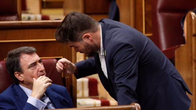 Aitor Esteban y Gabriel Rufián charlan en el Congreso