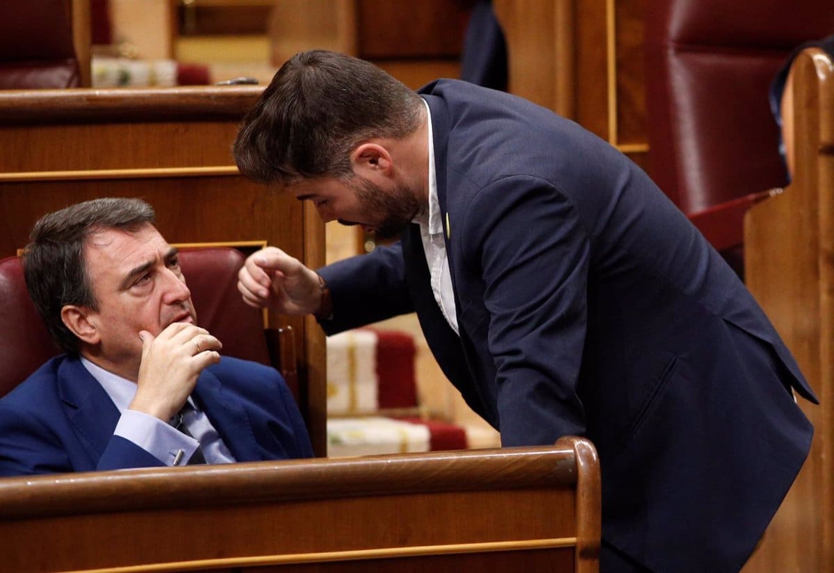 Aitor Esteban y Gabriel Rufián charlan en el Congreso