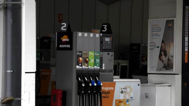 Un surtidor de gasolina, que se ha encarecido en los últimos meses un 7% Un surtidor de gasolina en una estación de servicio de Respol