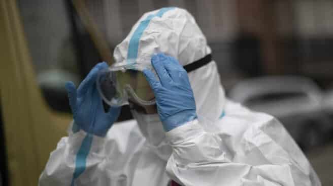 En enero, la afiliación de sanidad ha perdido 9.000 cotizantes. Un trabajador de una UVI móvil del SUMMA 112 se viste con el EPI durante una jornada de trabajo, en Madrid (España)