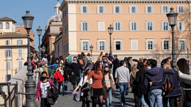 Transeúntes en el barrio del Trastevere, en Roma.