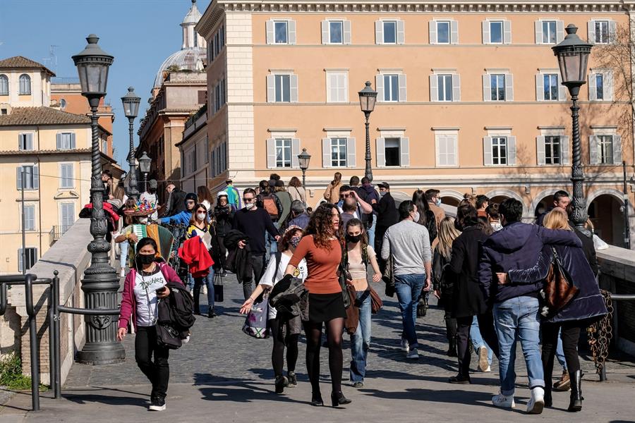 Transeúntes en el barrio del Trastevere, en Roma.