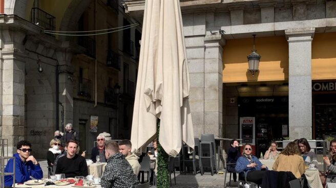 Varios turistas en la Plaza Mayor de Madrid.