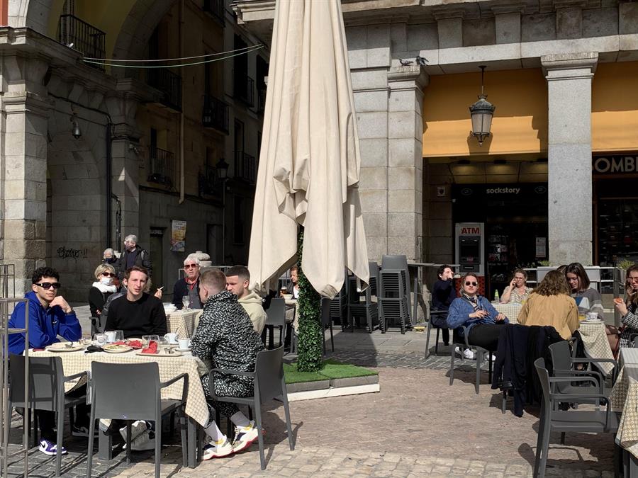 Varios turistas en la Plaza Mayor de Madrid.