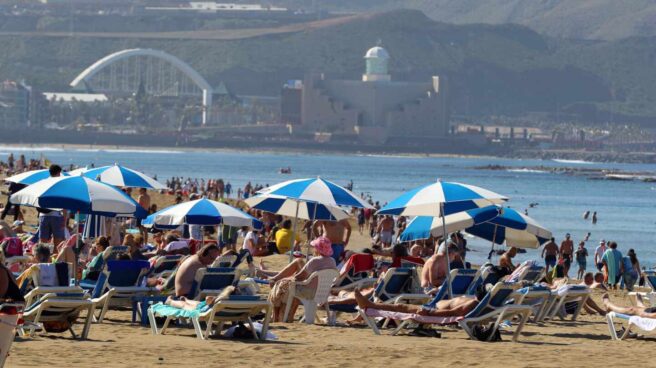 Cientos de personas en la playa de Las Canteras, en Las Palmas de Gran Canaria, en enero de 2020.
