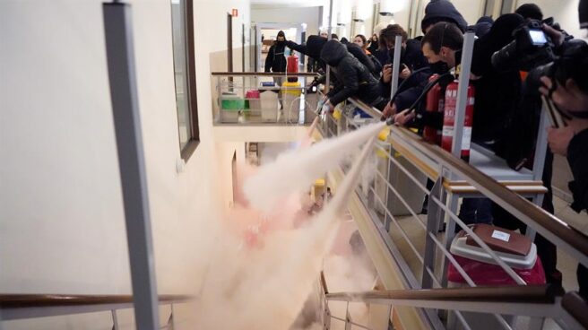 Concentrados en apoyo a Pablo Hasel vacían extintores ante los Mossos en la Universidad de Lleida.
