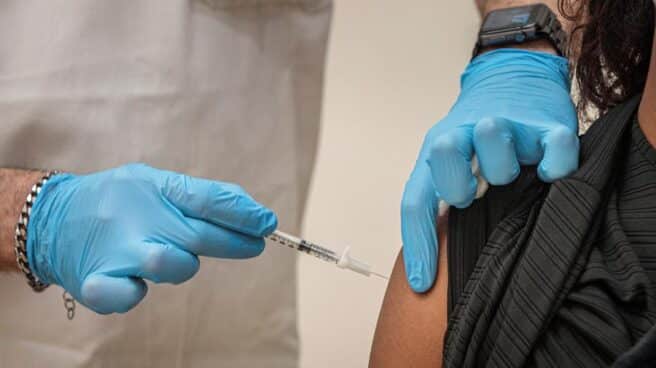Cantabria empieza a vacunar a los mayores de 80 años. Un sanitario inyecta una vacuna contra el coronavirus en una residencia.