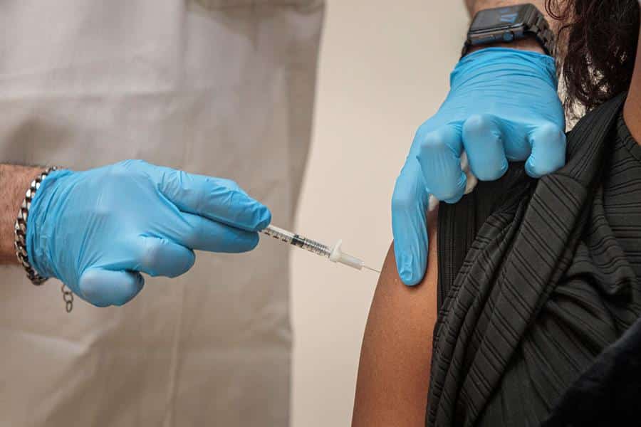 Un sanitario inyecta una vacuna contra el coronavirus en una residencia.