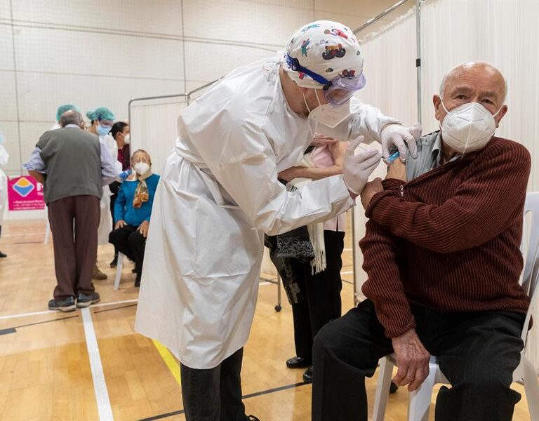 Qué vacuna corresponde a cada grupo de edad según el nuevo plan de Sanidad