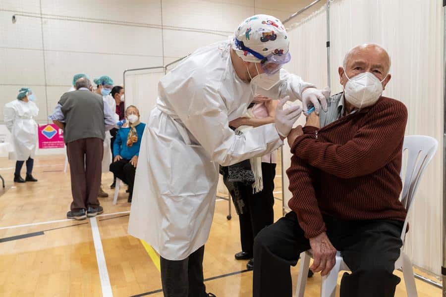 Un anciano recibe la vacuna contra el coronavirus en Murcia.