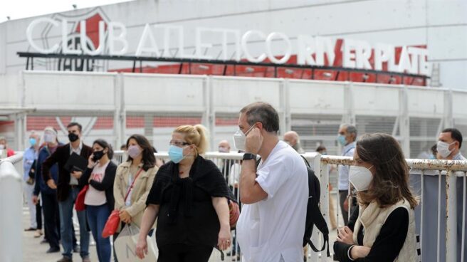 Ciudadanos hacen cola ante el Estadio Monumental de Buenos Aires, hogar de River Plate, para recibir la vacuna contra el coronavirus.