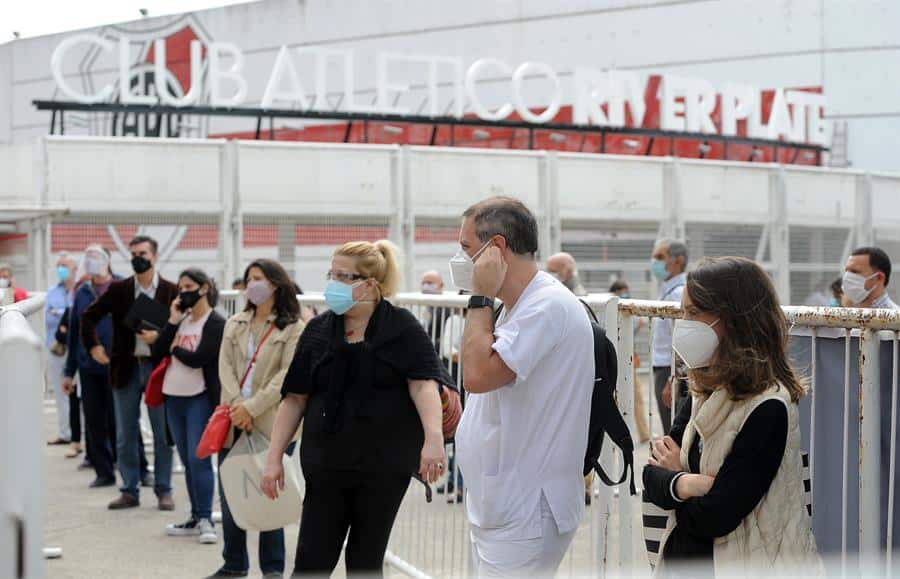 Ciudadanos hacen cola ante el Estadio Monumental de Buenos Aires, hogar de River Plate, para recibir la vacuna contra el coronavirus.