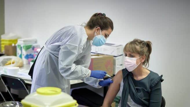 Cataluña prevé comenzar a vacunar a personas de entre 40 a 49 años en junio Vacunación de personal sanitario en Cataluña.