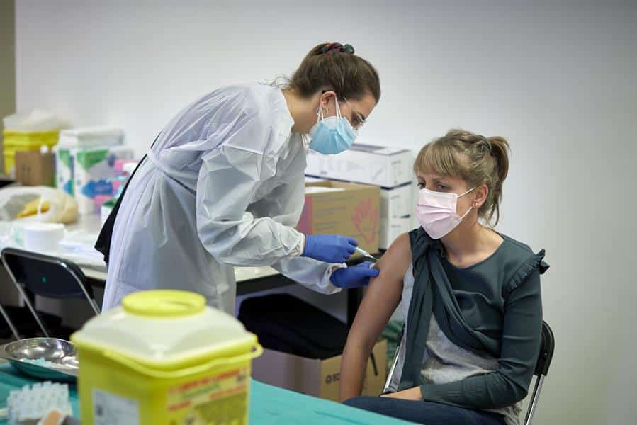 Vacunación de personal sanitario en Cataluña.