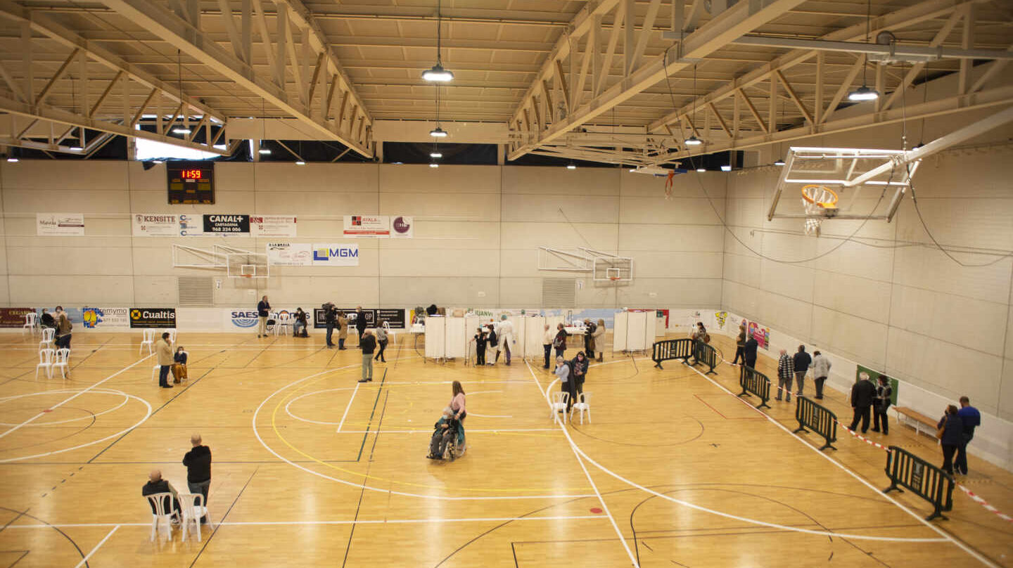 Vacunación de mayores de 80 años en un polideportivo en Murcia.