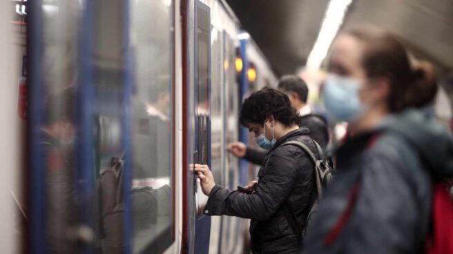 Pasajeros en un andén del metro de Oporto, Madrid (España), a 17 de noviembre de 2020.