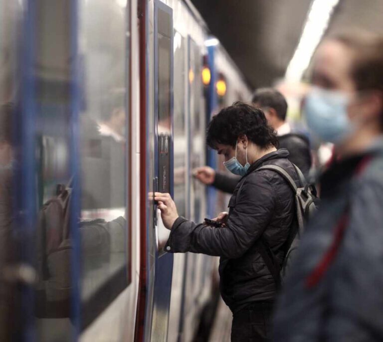 Los últimos del Metro: "La hora antes del toque de queda esto es una estampida"