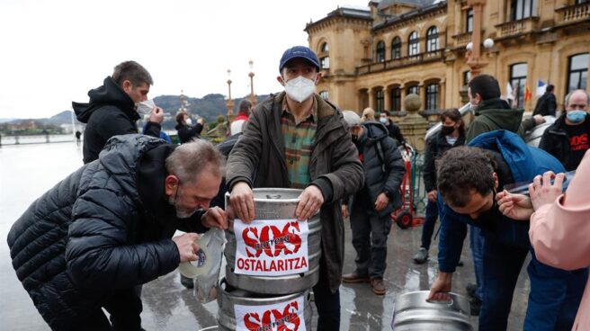 Hosteleros vascos protestan por el cierre de sus negocios.