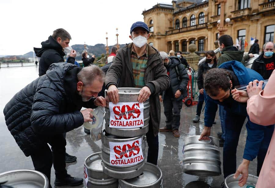 Hosteleros vascos protestan por el cierre de sus negocios.