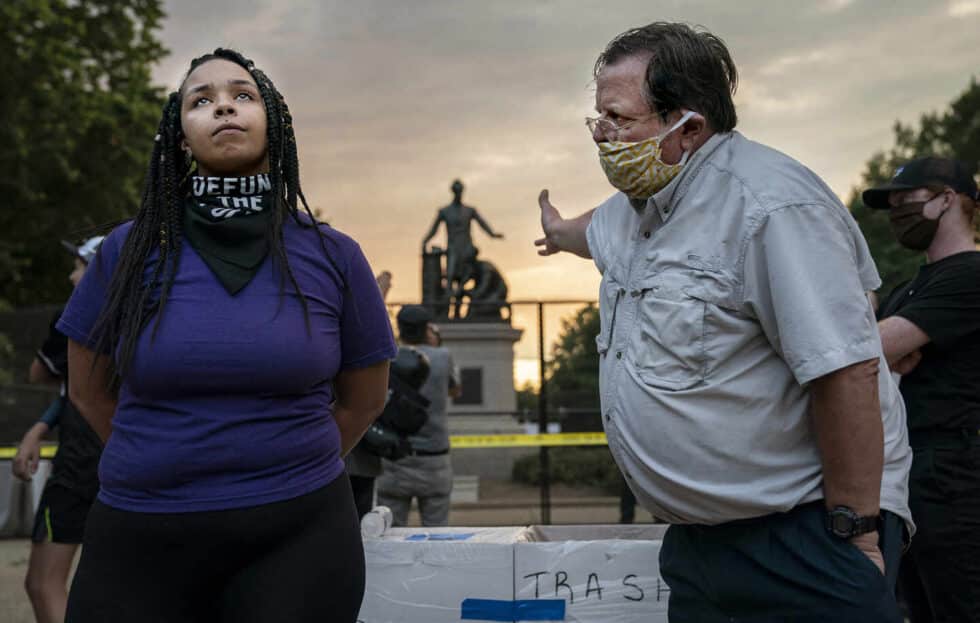 Anais, de 26 años, quiere quitar la estatua de la Emancipación en Lincoln Park en Washington, DC, discute con un hombre que argumenta que la debe conservar, el 25 de junio de 2020. El Monumento a la Emancipación muestra a Lincoln sosteniendo una copia de la Proclamación de la Emancipación mientras un hombre afroamericano con taparrabos se arrodilla a sus pies.