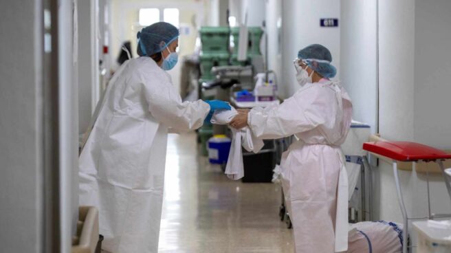 Personal sanitario protegido con EPIs en la planta covid del Hospital Universitario de Álava -Txagorritxu.